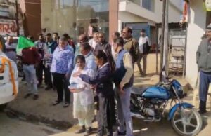 कैबिनेट मंत्री राजेश अग्रवाल ने पीएम जनमन मोबाइल मेडिकल यूनिट वेन को हरी झंडी दिखाकर किया रवाना।