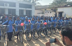 केशकाल विधायक नीलकंठ टेकाम ने किया कुल 110 बच्चियों को निशुल्क साइकिल वितरण