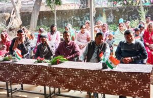 जगह जगह शान से लहराया तिरंगा