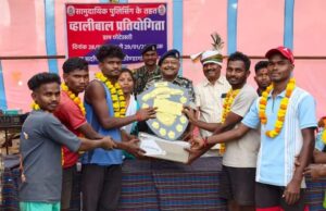 सूदूरवर्ती ग्राम छोटेउसरी पहुंचे SP पंकज चंद्रा, बॉलीबॉल प्रतियोगिता के विजेताओं को किया पुरस्कृत