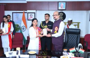 राज्यपाल रमेन डेका द्वारा सुकमा की शिक्षिका ममता सिंह हुई सम्मानित