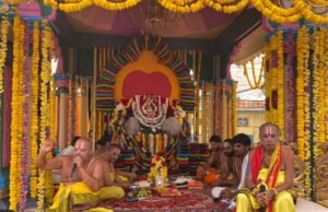 महिलाओं ने की कुमकुम पूजा, माँगी सुहाग की लंबी आयु