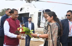 मुख्यमंत्री विष्णु देव साय को नारायणपुर चिपरेल हेलीपैड में जनप्रतिनिधियों और अधिकारियों ने किया आत्मीय