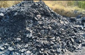 खाल कछार में अवैध तीन गड्ढों का संचालन कोयला उत्खनन कर बाइक से किया जा रहा परिवहन