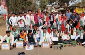 जिला कोंडागांव केशकाल विश्रामपुरी धान खरीदी की तारीख बढ़ाने की मांग, कांग्रेस कमेटी व किसानों ने किया चक्का जाम, कई घंटों तक जमकर विरोध।