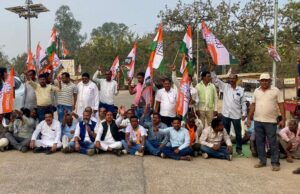 कोमाखान में कांग्रेस का बड़ा आंदोलन: विधायक की उपस्थिति में चक्का-जाम, तहसीलदार को सौंपा ज्ञापन