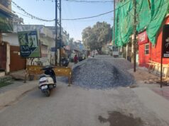 सड़क पर मलबा फैलाया, ठोंक दिया 10 हजार जुर्माना