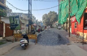 सड़क पर मलबा फैलाया, ठोंक दिया 10 हजार जुर्माना