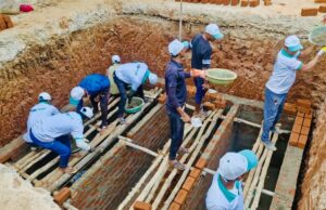 सुकमा के श्रमिकों ने थामी ‘करनी’ और ‘फीता’