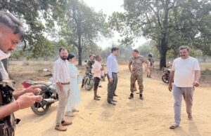 कलेक्टर का सुदूर अंचलों में जनसंवाद: सीआरपीएफ कैंपों में ग्रामीणों से सीधी चर्चा, विकास कार्यों का दिया आश्वासन