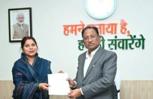 मुख्यमंत्री से मुलाकात कर धमतरी विधानसभा के विकास कार्यों को बजट में शामिल करने रंजना साहू ने सौंपा मांगपत्र