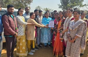 संविदा शिक्षकों की 12 सूत्रीय मांगों को लेकर मुख्यमंत्री के नाम सौंपा गया ज्ञापन