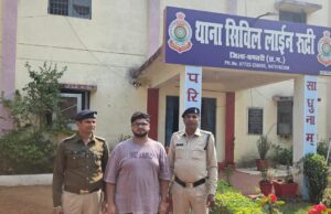 ऑनलाइन सट्टा खिलाते एक युवक को पुलिस ने किया रंगे हाथ गिरफ्तार आरोपी से 17 लाख रुपये की संपत्ति जब्त