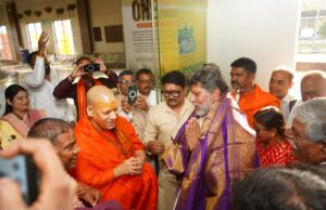 मां दंतेश्वरी एयरपोर्ट पर स्वामी कैलाशानंद गिरी का भव्य स्वागत