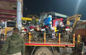 आखिर बस स्टैंड में चल ही गया कानून का डंडा