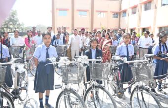 उद्योग मंत्री श्री लखन लाल देवांगन ने छात्राओं को बांटी साइकिल, बोले: खूब पढ़े-खूब बढ़े