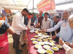 भामाशाह साहू सद्भाव समिति द्वारा निशुल्क स्वल्पाहार बांटा गया