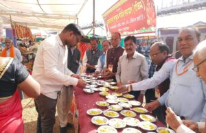 भामाशाह साहू सद्भाव समिति द्वारा निशुल्क स्वल्पाहार बांटा गया