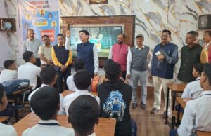 बस्तर कलेक्टर आकाश छिकारा का स्कूल दौरा, छात्रों को दिए सफलता के मंत्र