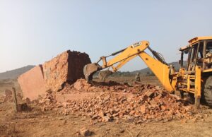 नक्सलियों की राजधानी में घुसी फोर्स, ढहा दिया नक्सल स्मारक