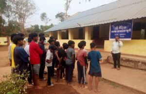 छात्रों के हिस्से का चावल हजम कर रहे हैं अधीक्षक