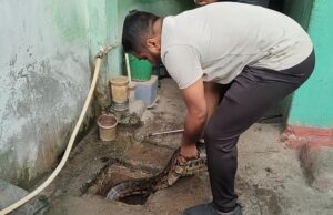 सीतामढ़ी में घर के पाइप लाइन में बैठा विशाल काय अजगर, सुबह उठते ही नजर पड़ी तो देख कर होश उड़ गए जितेंद्र सारथी ने किया सफल रेस्क्यु।