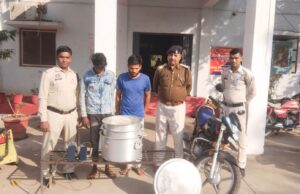 सुने मकान का ताला तोड़कर बर्तन, टुल्लू पम्प चोरी करने वाले चोरों को रतनपुर पुलिस ने चंद घंटे में किया गिरफ्तार