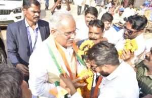 दल्ली राजहरा में पूर्व मुख्यमंत्री भूपेश बघेल का भव्य स्वागत; कार्यकर्ताओं के जोश को देख वाहन से उतरे बघेल