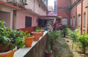 परिसर की सफाई कर कर्मियों ने लगाए पौधे और श्रमदान कर लिया उनकी देखभाल का संकल्प