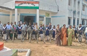मुख्यमंत्री सरस्वती साइकिल योजना से छात्राओं को मिला संबल, हाई स्कूल चचिया में छात्राओं को जनप्रतिनिधियों ने वितरित की साइकिलें