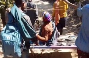 खटिया पर तड़पती रही जिंदगी बालापानी में सड़क नहीं कंधों पर ढोया गया विकास का सच