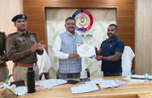 कोंडागांव | कोंडागांव एसपी पंकज चंद्रा की नई पहल : ACCU के प्रधान आरक्षक अजय बघेल को प्रशस्ति पत्र देकर किया सम्मानित….