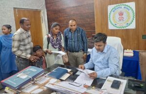 जिले के दूरस्थ क्षेत्रों से आए लोगों ने जनदर्शन में बताई अपनी समस्याएं, जनदर्शन में आज कुल 70 आवेदन हुए प्राप्त