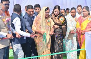 मुख्य अतिथि सामरी विधायक श्रीमती उदेश्वरी पैकरा द्वारा शासकीय बालक उच्चतर माध्यमिक विद्यालय शंकरगढ़ में रेसलिंग मैट (कुश्ती गद्दा) का शुभारंभ किया गया