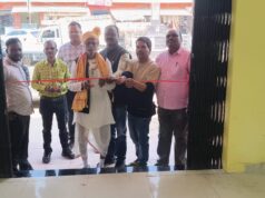 लखनपुर प्रतीक्षा बस स्टैंड में बुजुर्ग यात्री ने यात्री प्रतीक्षालय का फीता काटकर किया उद्घाटन।।