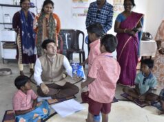 बच्चों के बीच जमीन पर बैठे कलेक्टर बंकेपारा आंगनवाड़ी केंद्र में श्री आकाश छिकारा ने लिया वजन त्यौहार के तहत पोषण स्तर का जायजा