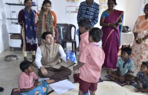 बच्चों के बीच जमीन पर बैठे कलेक्टर बंकेपारा आंगनवाड़ी केंद्र में श्री आकाश छिकारा ने लिया वजन त्यौहार के तहत पोषण स्तर का जायजा
