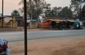 केशकाल | पंचायत भवन के सामने अवैध दुकानें, आदेश किसका?