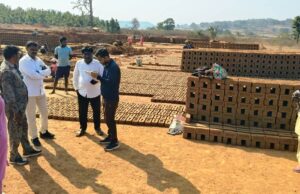 अवैध ईंट भट्ठे पर प्रशासन की कार्यवाही: 5 लाख 85 हजार ईंटें व भण्डारित अवैध कोयला सहित 1 ट्रैक्टर जब्त