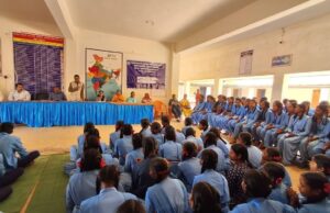 स्वामी आत्मानंद उत्कृष्ट हिंदी माध्यम विद्यालय ढोढरेपाल में 10वी 12वी के छात्र छात्राओं को परीक्षा की शुभकामनाओ के साथ विद्यालय के प्राचार्य श्री गोवर्धन पानीग्राही ने प्रवेश पत्र किया वितरण किया