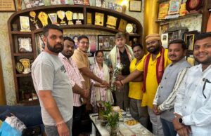 कांग्रेस नेता श्री त्रिलोक श्रीवास से हाई कोर्ट बार एसोसिएशन की उपाध्यक्ष श्रीमती मांडवी भारद्वाज ने किया भेंट