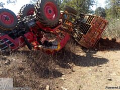 भरतपुर ब्रेकिंग - प्रधानमंत्री ग्रामीण सड़क योजना के निर्माण कार्य में हादसा, मिट्टी से भरा ट्रैक्टर पलटा।
