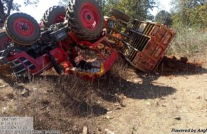 भरतपुर ब्रेकिंग - प्रधानमंत्री ग्रामीण सड़क योजना के निर्माण कार्य में हादसा, मिट्टी से भरा ट्रैक्टर पलटा।