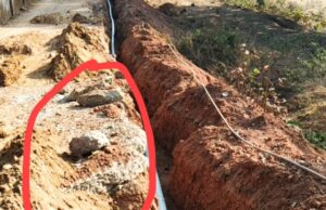 कुसमी नगर पंचायत में पाइपलाइन निर्माण पर सवाल, बिना बेस मटेरियल के बिछाई जा रही पाइप