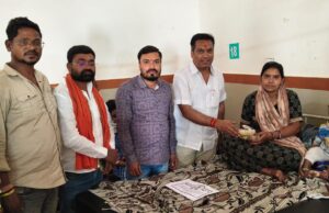 विष्णु देव साय के जन्मदिन पर आरंग में मरीजों को फल वितरण