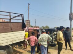 नेशनल हाईवे 130 स्थित लखनपुर थाना मोड में महिंद्रा पिकअप और नियंत्रित होकर पलटी बाल बाल बचा चालक।