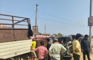 नेशनल हाईवे 130 स्थित लखनपुर थाना मोड में महिंद्रा पिकअप और नियंत्रित होकर पलटी बाल बाल बचा चालक।