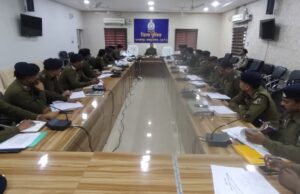 पुलिस अधीक्षक बलरामपुर श्री वैभव बैंकर द्वारा विभिन्न बिन्दुओं पर ली गई अपराध समीक्षा बैठक