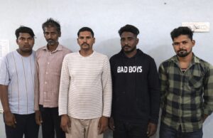 रेस्ट हाउस के पास जुआ खेल रहे जुआरियों पर पुलिस ने की कार्यवाही,05 जुआरी रंगे हाथ गिरफ्तार,जुआरियों के पास से 26,000 रूपये नगद एवं 52 पत्ती ताश पत्ती किया गया जब्त