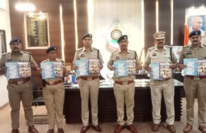 किसानों द्वारा बैंकों से धनराशि निकालकर घर ले जाने के दौरान हो रही ठगी की घटनाओं की रोकथाम हेतु जागरूकता संबंधी पोस्टर का विमोचन पुलिस अधीक्षक विजय कुमार पाण्डेय IPS द्वारा किया गया